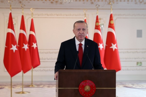 Cumhurbaşkanı Erdoğan, Hatay’da depremzede Karakuş ailesini ziyaret etti