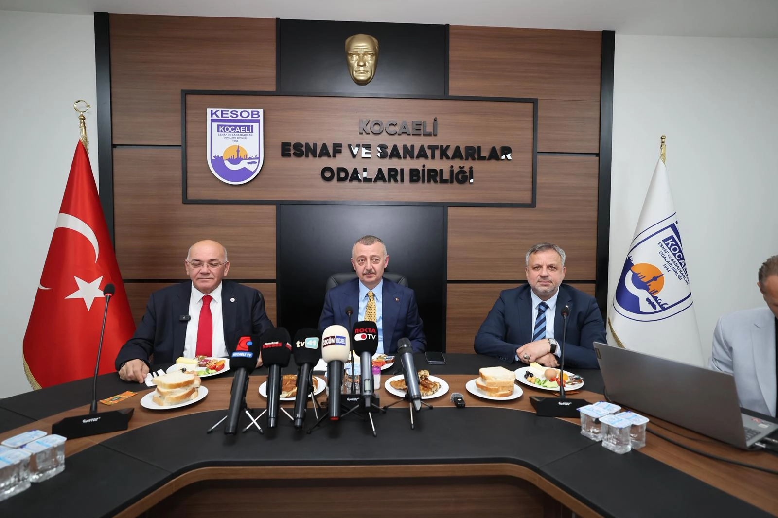 Tahir Büyükakın’dan Esnaf Odaları Birliğine Ziyaret