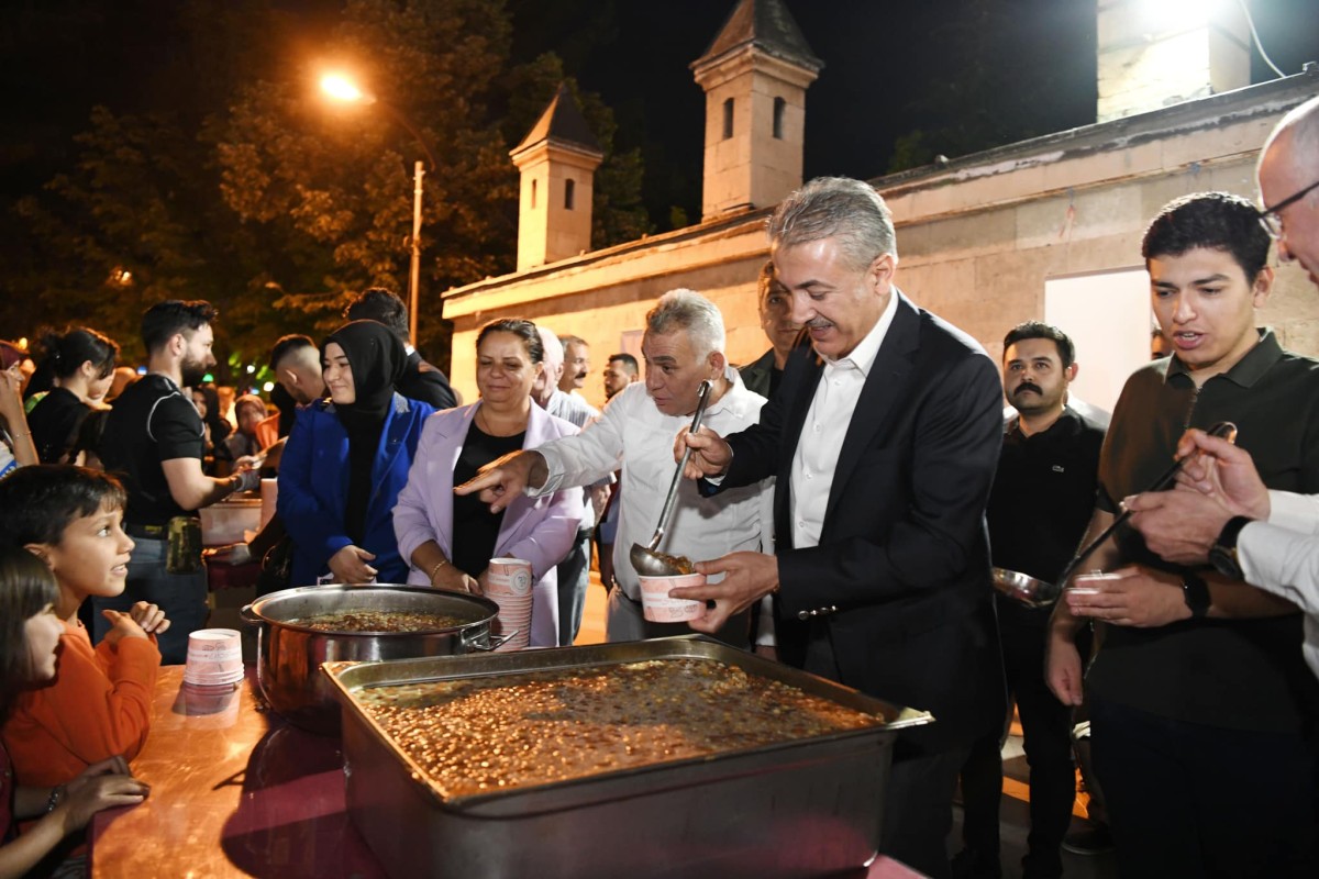 Vali Akkoyun, Vatandaşlara Aşure İkram Etti