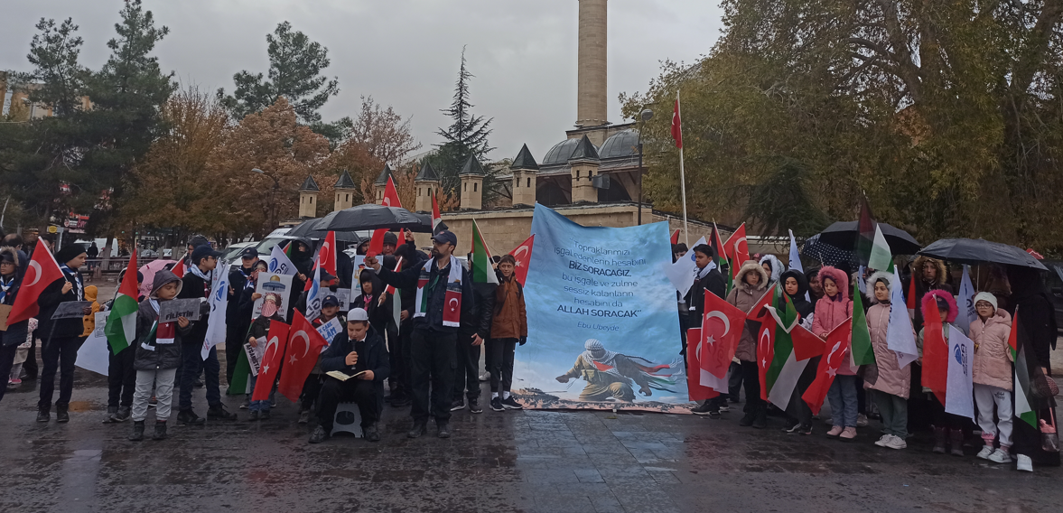 TEMİZ YÜREKLER GAZZE İÇİN AKTEKKE MEYDANINDAYDI