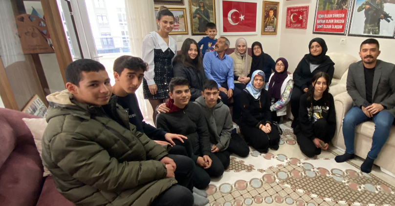 Bifa Anadolu Lisesi Gençleri Şehit Ailesini Ziyaret Etti