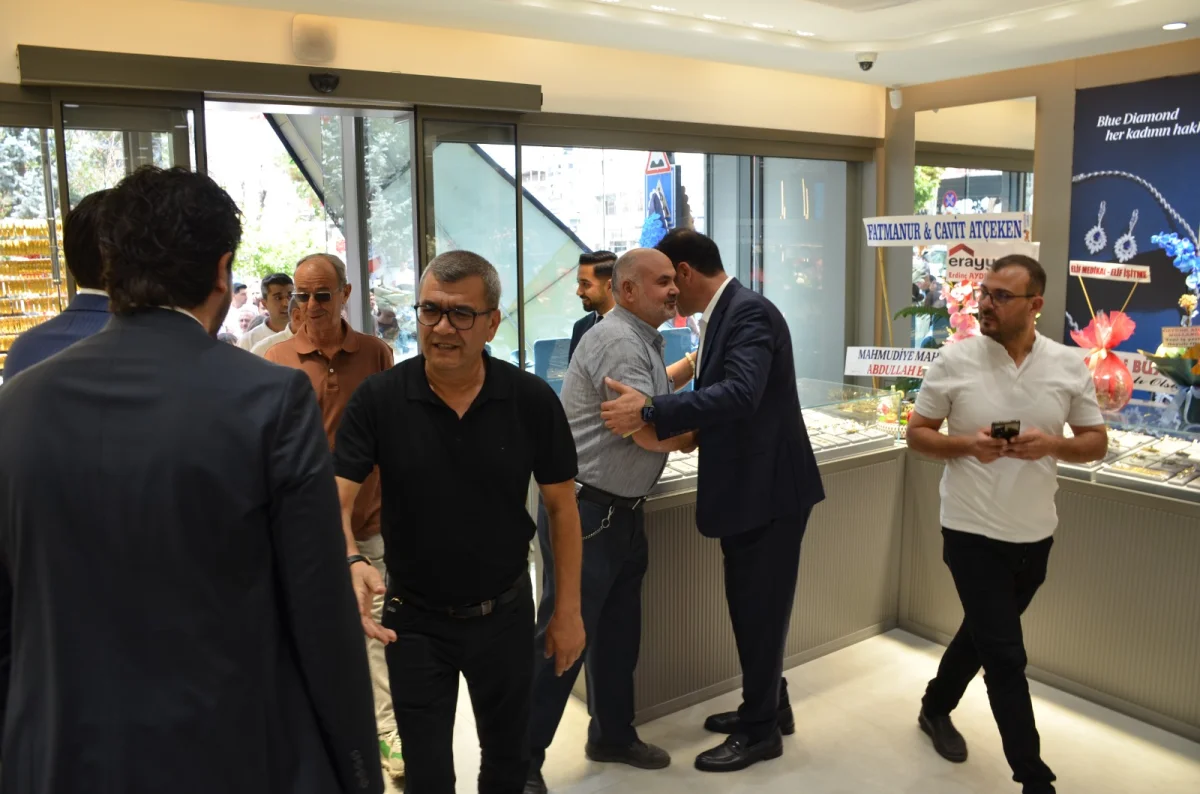 ÖZTOPRAK MÜCEVHERAT YENİ KONSEPT MAĞAZASINI GÖRKEMLİ TÖRENLE AÇTI