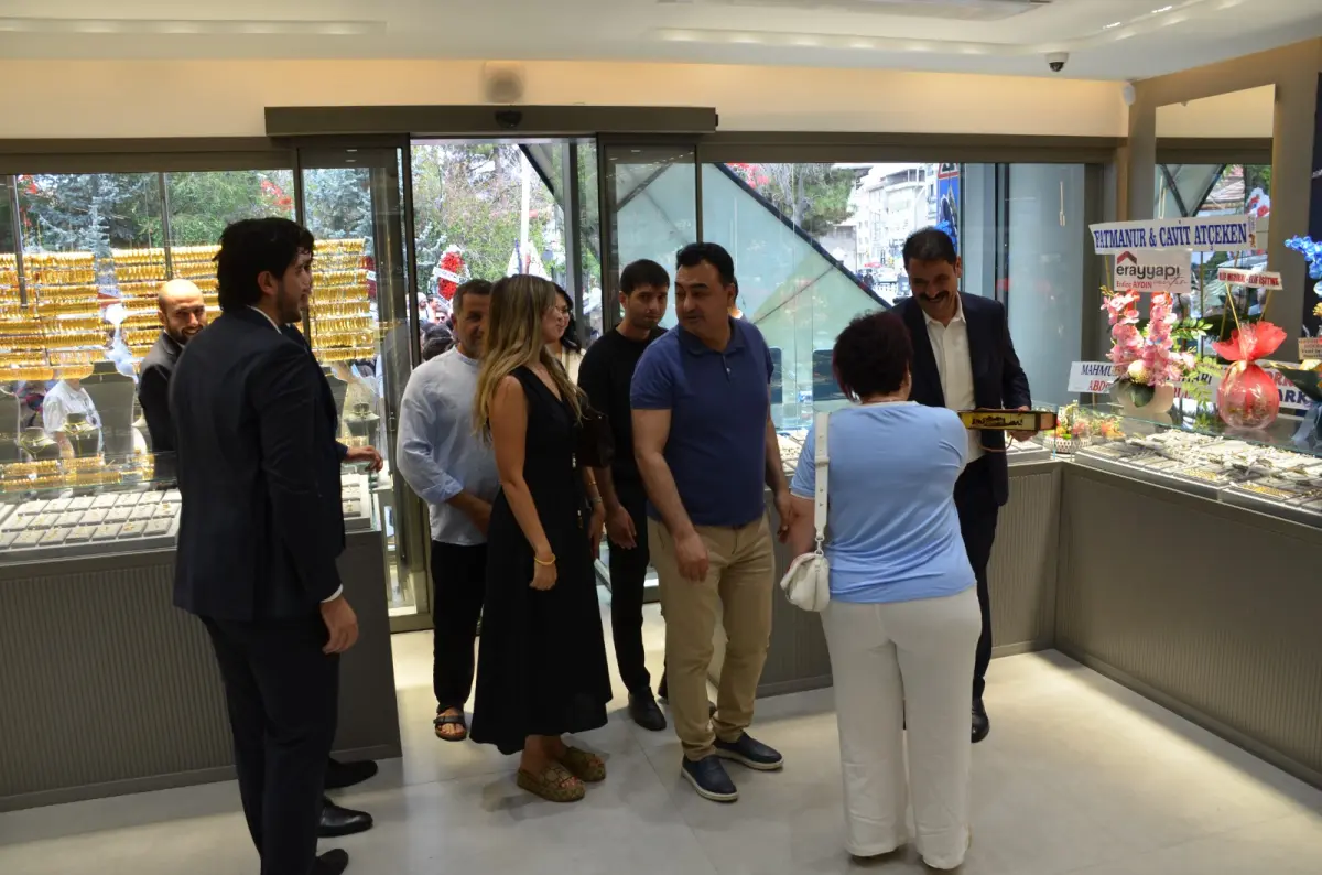 ÖZTOPRAK MÜCEVHERAT YENİ KONSEPT MAĞAZASINI GÖRKEMLİ TÖRENLE AÇTI
