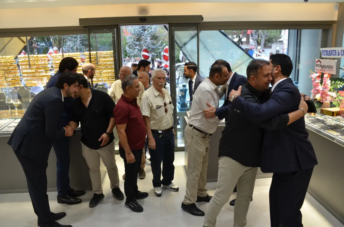 ÖZTOPRAK MÜCEVHERAT YENİ KONSEPT MAĞAZASINI GÖRKEMLİ TÖRENLE AÇTI