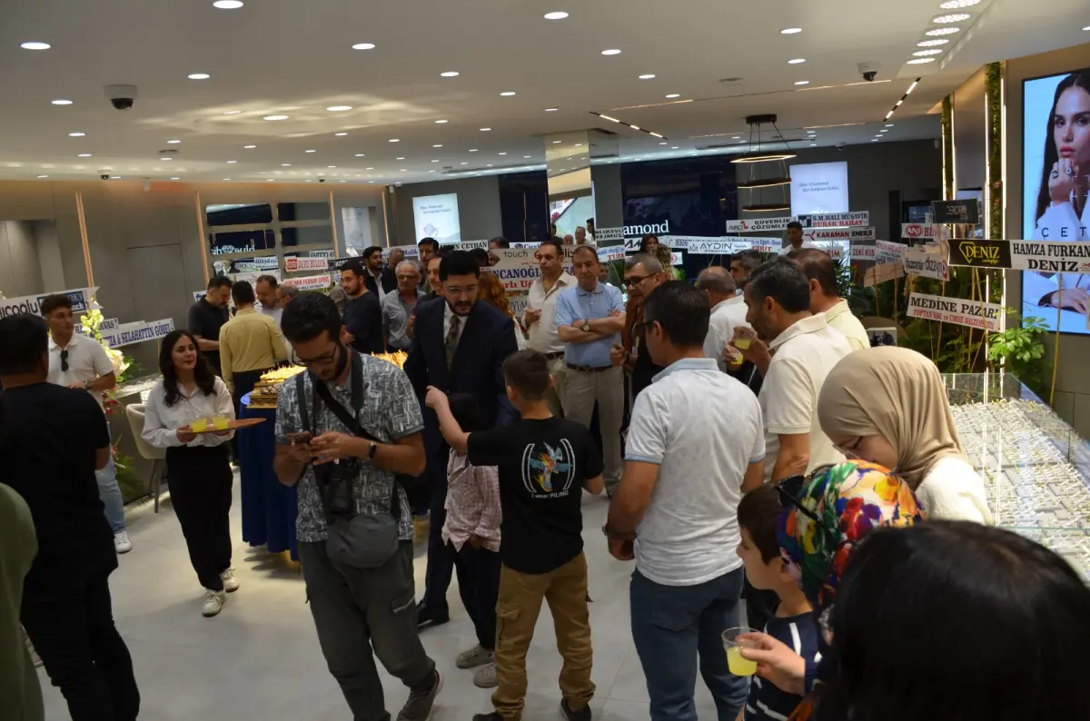 ÖZTOPRAK MÜCEVHERAT YENİ KONSEPT MAĞAZASINI GÖRKEMLİ TÖRENLE AÇTI