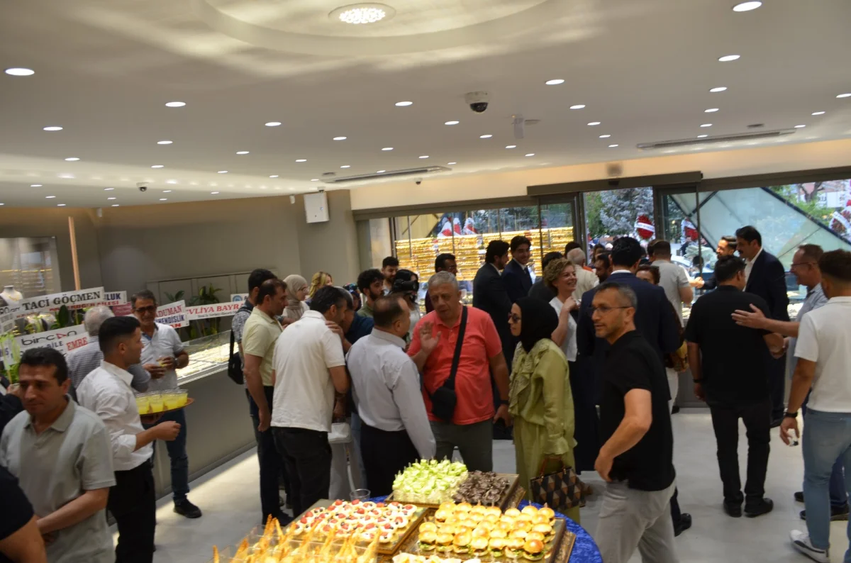 ÖZTOPRAK MÜCEVHERAT YENİ KONSEPT MAĞAZASINI GÖRKEMLİ TÖRENLE AÇTI