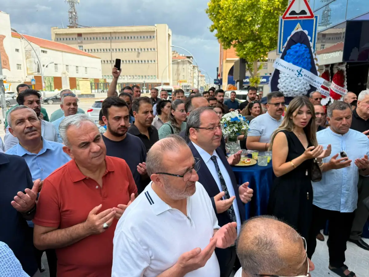 ÖZTOPRAK MÜCEVHERAT YENİ KONSEPT MAĞAZASINI GÖRKEMLİ TÖRENLE AÇTI