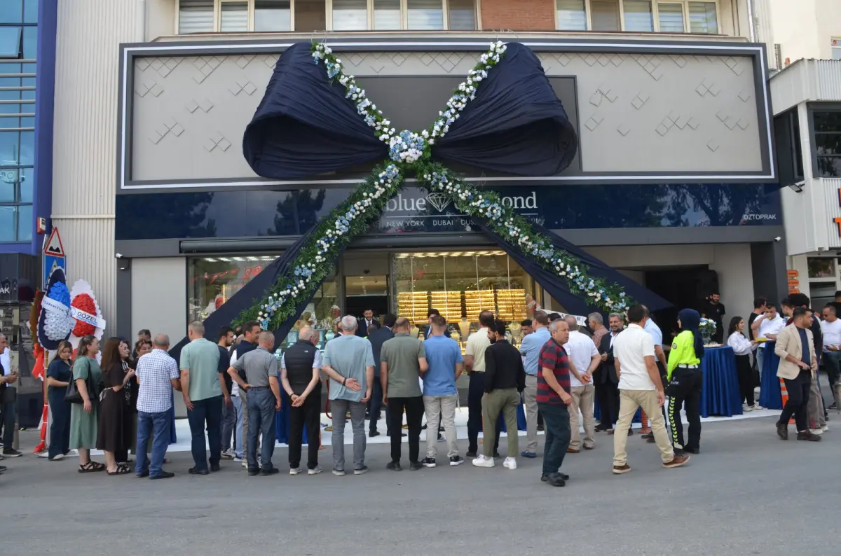 ÖZTOPRAK MÜCEVHERAT YENİ KONSEPT MAĞAZASINI GÖRKEMLİ TÖRENLE AÇTI