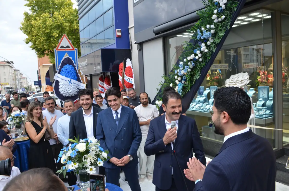 ÖZTOPRAK MÜCEVHERAT YENİ KONSEPT MAĞAZASINI GÖRKEMLİ TÖRENLE AÇTI