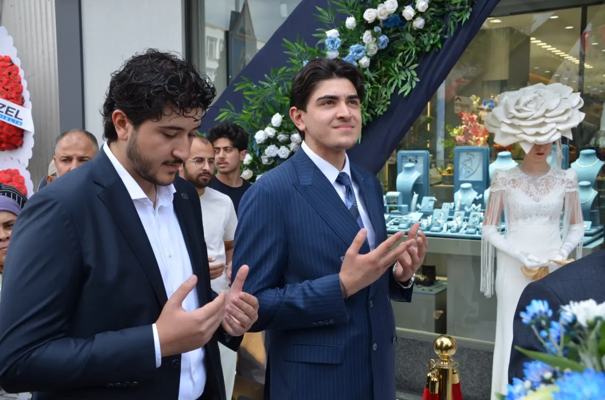 ÖZTOPRAK MÜCEVHERAT YENİ KONSEPT MAĞAZASINI GÖRKEMLİ TÖRENLE AÇTI