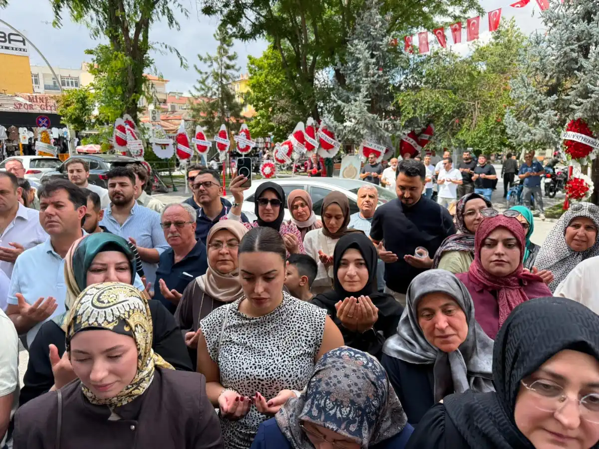 ÖZTOPRAK MÜCEVHERAT YENİ KONSEPT MAĞAZASINI GÖRKEMLİ TÖRENLE AÇTI