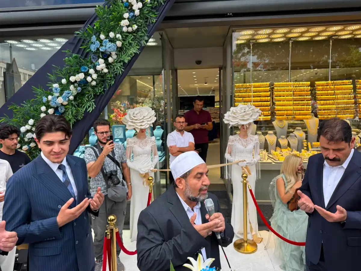 ÖZTOPRAK MÜCEVHERAT YENİ KONSEPT MAĞAZASINI GÖRKEMLİ TÖRENLE AÇTI
